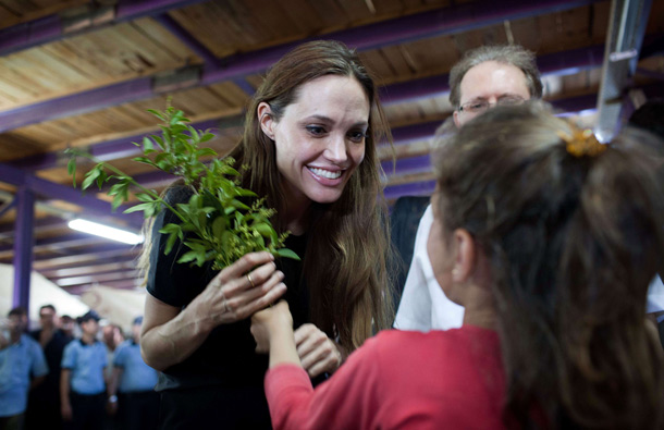Jolie makes Visit to Syrian Refugee Camp