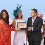Aishwarya presents Elegant Lady Prize at Dubai World Cup